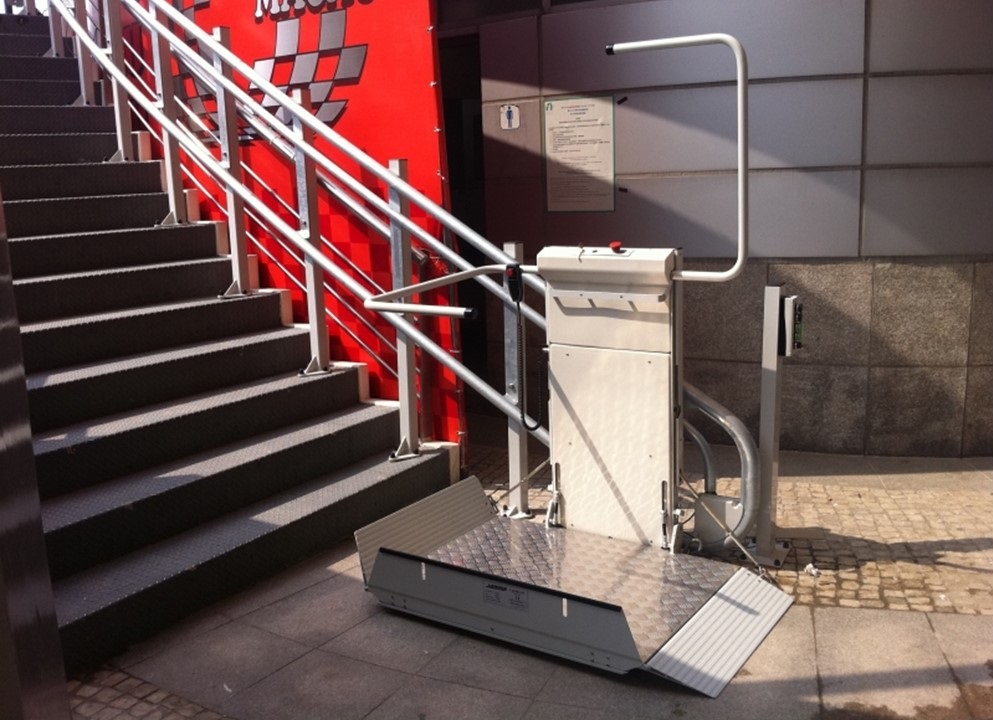 Plataforma de acessibilidade para ambientes externos com proteção para sol e chuva Plataforma inclinada em ambiente descoberto (ambiente externo)