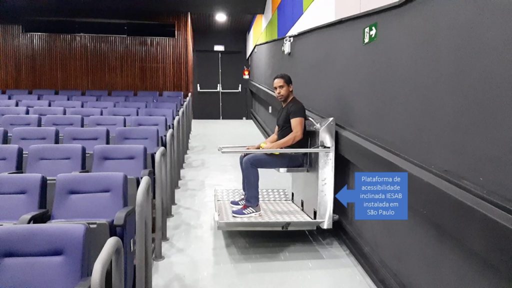 Plataforma de acessibilidade inclinada IESAB instalada em São Paulo Plataforma inclinada em São Paulo